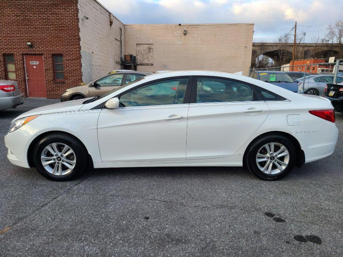 2013 WHITE HYUNDAI SONATA GLS (5NPEB4AC4DH) with an 2.4L engine, Automatic transmission, located at 117 North Cameron Street, Harrisburg, PA, 17101, (717) 963-8962, 40.266762, -76.875259 - WE FINANCE!!! Good Credit/ Bad Credit/ No Credit - ALL Trade-Ins Welcomed!!! ***Guaranteed Credit Approval*** APPLY ONLINE or CALL us TODAY ;) Internet Prices and Marketplace Prices are SPECIAL discounted ***CASH DEALS*** Retail Prices are higher. Please call us to discuss your cash and finan - Photo#1