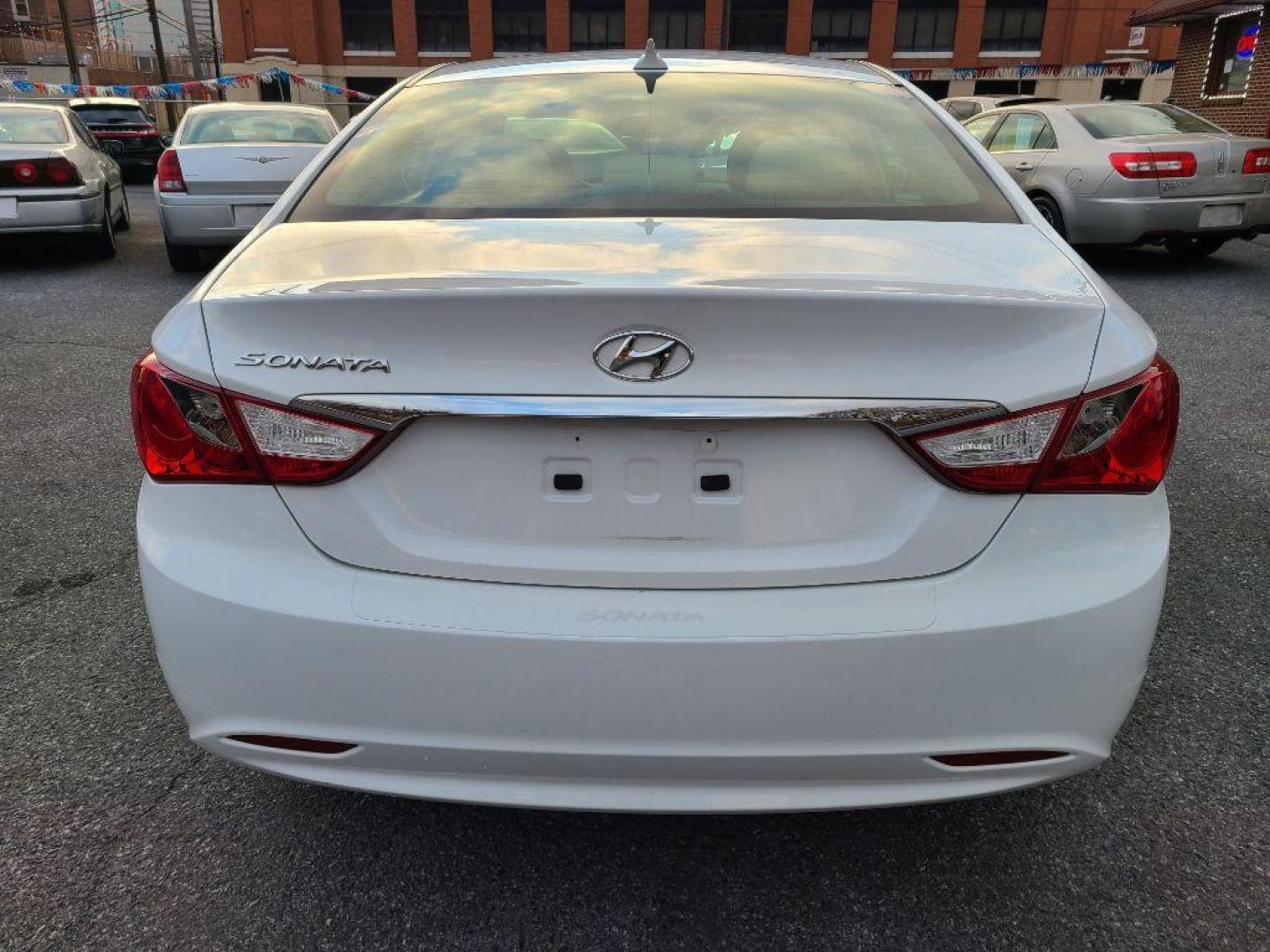 2013 WHITE HYUNDAI SONATA GLS (5NPEB4AC4DH) with an 2.4L engine, Automatic transmission, located at 117 North Cameron Street, Harrisburg, PA, 17101, (717) 963-8962, 40.266762, -76.875259 - WE FINANCE!!! Good Credit/ Bad Credit/ No Credit - ALL Trade-Ins Welcomed!!! ***Guaranteed Credit Approval*** APPLY ONLINE or CALL us TODAY ;) Internet Prices and Marketplace Prices are SPECIAL discounted ***CASH DEALS*** Retail Prices are higher. Please call us to discuss your cash and finan - Photo#3