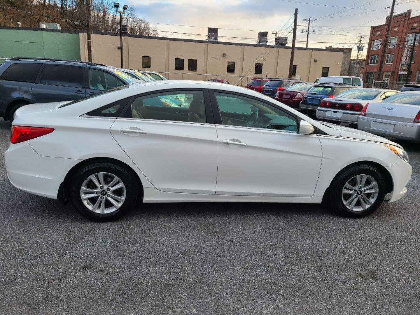 2013 WHITE HYUNDAI SONATA GLS (5NPEB4AC4DH) with an 2.4L engine, Automatic transmission, located at 117 North Cameron Street, Harrisburg, PA, 17101, (717) 963-8962, 40.266762, -76.875259 - WE FINANCE!!! Good Credit/ Bad Credit/ No Credit - ALL Trade-Ins Welcomed!!! ***Guaranteed Credit Approval*** APPLY ONLINE or CALL us TODAY ;) Internet Prices and Marketplace Prices are SPECIAL discounted ***CASH DEALS*** Retail Prices are higher. Please call us to discuss your cash and finan - Photo#5