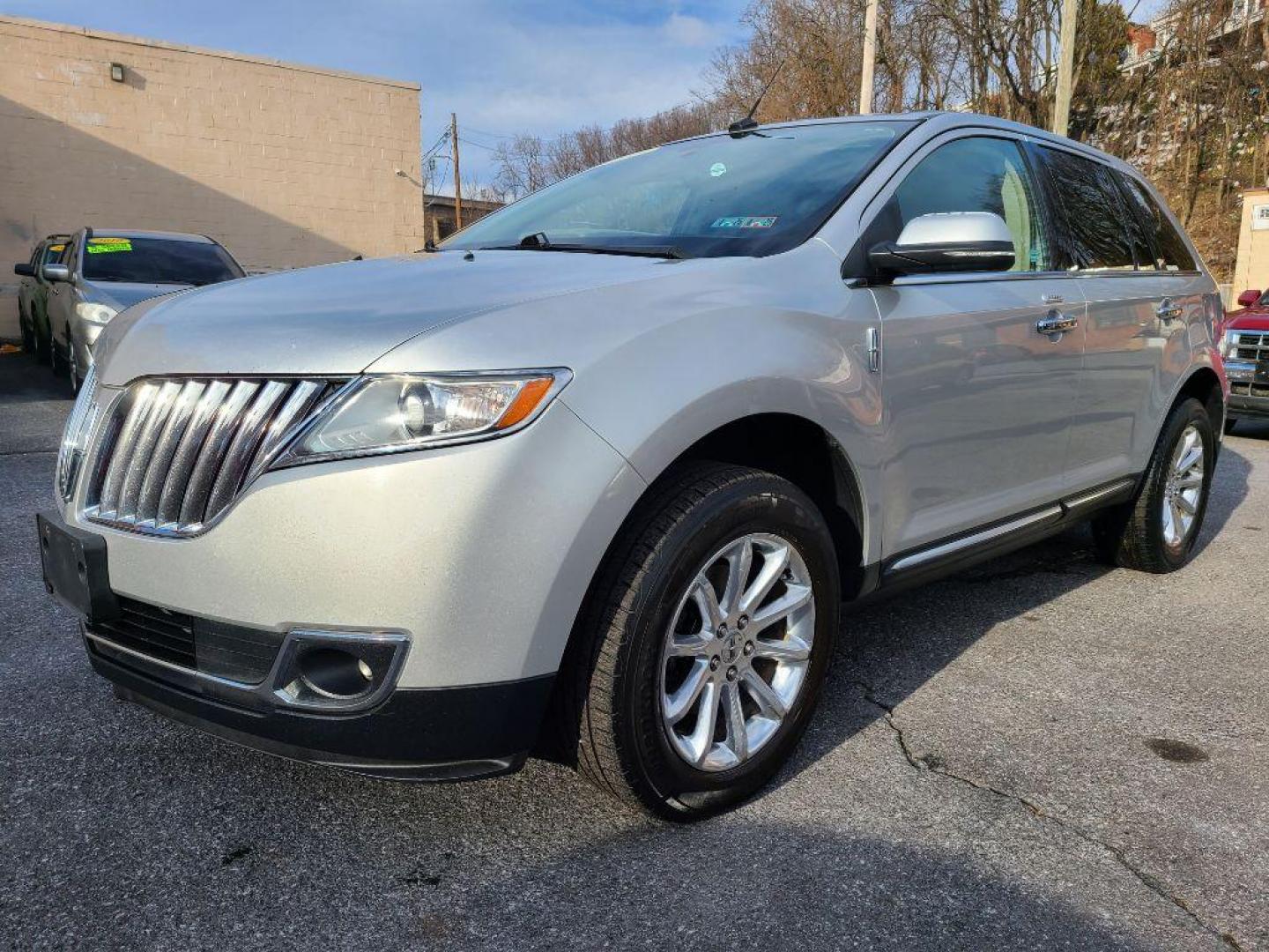 2013 SILVER LINCOLN MKX (2LMDJ8JK4DB) with an 3.7L engine, Automatic transmission, located at 117 North Cameron Street, Harrisburg, PA, 17101, (717) 963-8962, 40.266762, -76.875259 - WE FINANCE!!! Good Credit/ Bad Credit/ No Credit - ALL Trade-Ins Welcomed!!! ***Guaranteed Credit Approval*** APPLY ONLINE or CALL us TODAY ;) Internet Prices and Marketplace Prices are SPECIAL discounted ***CASH DEALS*** Retail Prices are higher. Please call us to discuss your cash and finan - Photo#0