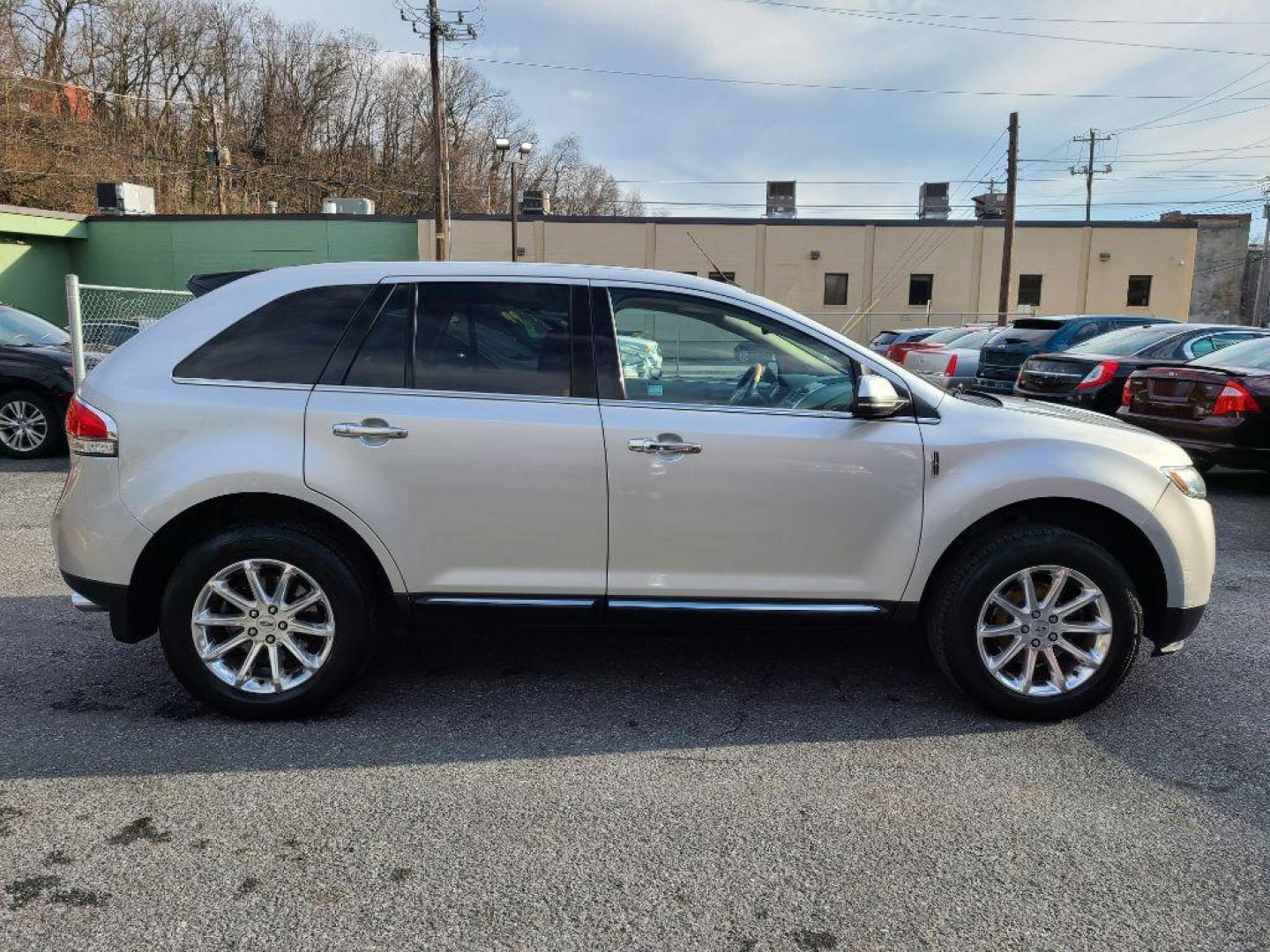 2013 SILVER LINCOLN MKX (2LMDJ8JK4DB) with an 3.7L engine, Automatic transmission, located at 117 North Cameron Street, Harrisburg, PA, 17101, (717) 963-8962, 40.266762, -76.875259 - WE FINANCE!!! Good Credit/ Bad Credit/ No Credit - ALL Trade-Ins Welcomed!!! ***Guaranteed Credit Approval*** APPLY ONLINE or CALL us TODAY ;) Internet Prices and Marketplace Prices are SPECIAL discounted ***CASH DEALS*** Retail Prices are higher. Please call us to discuss your cash and finan - Photo#5