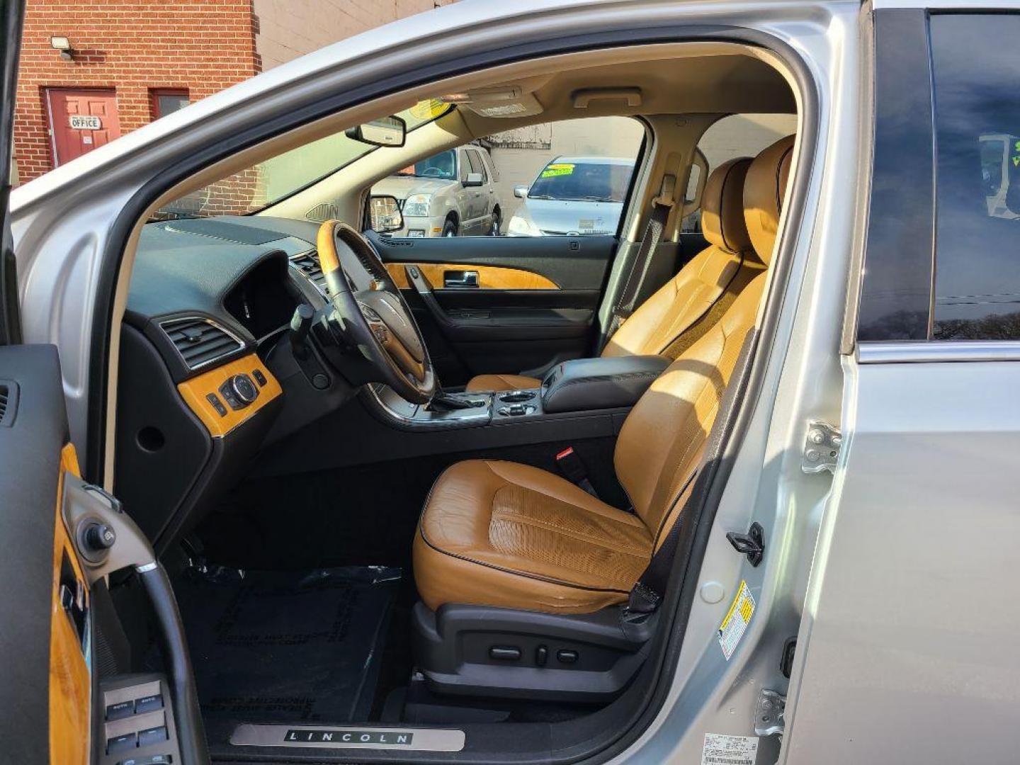 2013 SILVER LINCOLN MKX (2LMDJ8JK4DB) with an 3.7L engine, Automatic transmission, located at 117 North Cameron Street, Harrisburg, PA, 17101, (717) 963-8962, 40.266762, -76.875259 - WE FINANCE!!! Good Credit/ Bad Credit/ No Credit - ALL Trade-Ins Welcomed!!! ***Guaranteed Credit Approval*** APPLY ONLINE or CALL us TODAY ;) Internet Prices and Marketplace Prices are SPECIAL discounted ***CASH DEALS*** Retail Prices are higher. Please call us to discuss your cash and finan - Photo#8