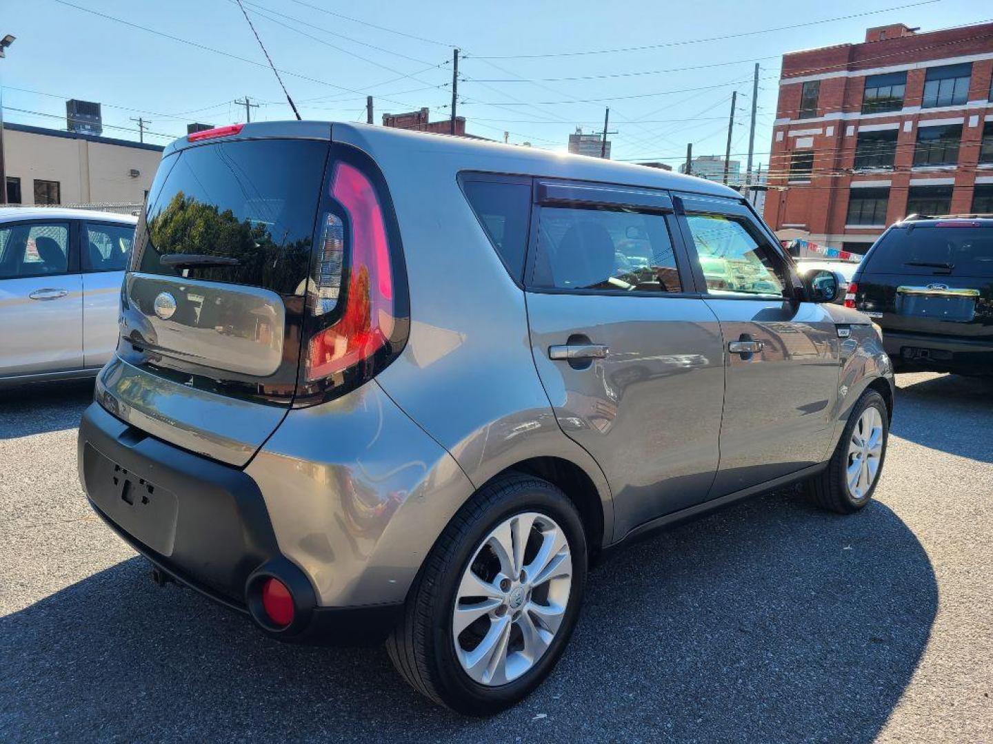 2014 GREEN KIA SOUL + (KNDJP3A54E7) with an 2.0L engine, Automatic transmission, located at 117 North Cameron Street, Harrisburg, PA, 17101, (717) 963-8962, 40.266762, -76.875259 - WE FINANCE!!! Good Credit/ Bad Credit/ No Credit - ALL Trade-Ins Welcomed!!! ***Guaranteed Credit Approval*** APPLY ONLINE or CALL us TODAY ;) Internet Prices and Marketplace Prices are SPECIAL discounted ***CASH DEALS*** Retail Prices are higher. Please call us to discuss your cash and finan - Photo#4