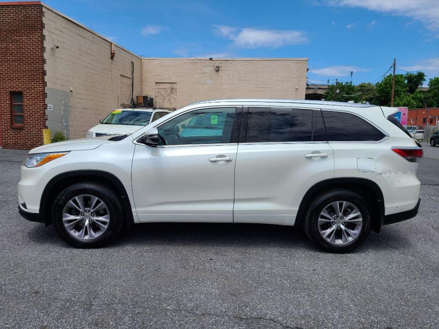 2014 WHITE TOYOTA HIGHLANDER XLE (5TDJKRFH2ES) with an 3.5L engine, Automatic transmission, located at 7981 Paxton Street, Harrisburg, PA, 17111, (717) 561-2926, 40.261490, -76.749229 - WE FINANCE!!! Good Credit/ Bad Credit/ No Credit - ALL Trade-Ins Welcomed!!! ***Guaranteed Credit Approval*** APPLY ONLINE or CALL us TODAY ;) Internet Prices and Marketplace Prices are SPECIAL discounted ***CASH DEALS*** Retail Prices are higher. Please call us to discuss your cash and finan - Photo#1