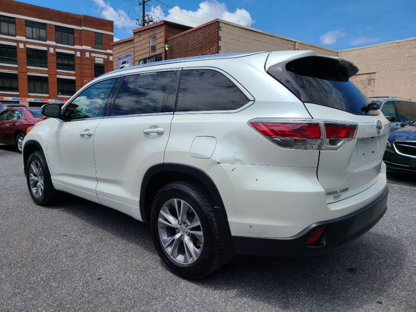 2014 WHITE TOYOTA HIGHLANDER XLE (5TDJKRFH2ES) with an 3.5L engine, Automatic transmission, located at 7981 Paxton Street, Harrisburg, PA, 17111, (717) 561-2926, 40.261490, -76.749229 - WE FINANCE!!! Good Credit/ Bad Credit/ No Credit - ALL Trade-Ins Welcomed!!! ***Guaranteed Credit Approval*** APPLY ONLINE or CALL us TODAY ;) Internet Prices and Marketplace Prices are SPECIAL discounted ***CASH DEALS*** Retail Prices are higher. Please call us to discuss your cash and finan - Photo#2