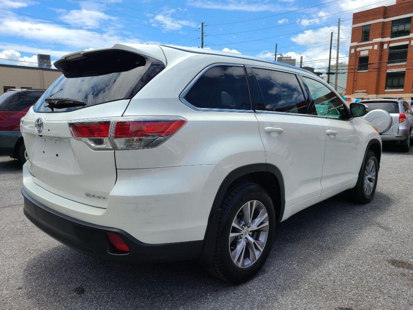 2014 WHITE TOYOTA HIGHLANDER XLE (5TDJKRFH2ES) with an 3.5L engine, Automatic transmission, located at 7981 Paxton Street, Harrisburg, PA, 17111, (717) 561-2926, 40.261490, -76.749229 - WE FINANCE!!! Good Credit/ Bad Credit/ No Credit - ALL Trade-Ins Welcomed!!! ***Guaranteed Credit Approval*** APPLY ONLINE or CALL us TODAY ;) Internet Prices and Marketplace Prices are SPECIAL discounted ***CASH DEALS*** Retail Prices are higher. Please call us to discuss your cash and finan - Photo#4