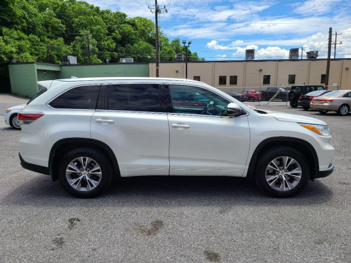 2014 WHITE TOYOTA HIGHLANDER XLE (5TDJKRFH2ES) with an 3.5L engine, Automatic transmission, located at 7981 Paxton Street, Harrisburg, PA, 17111, (717) 561-2926, 40.261490, -76.749229 - WE FINANCE!!! Good Credit/ Bad Credit/ No Credit - ALL Trade-Ins Welcomed!!! ***Guaranteed Credit Approval*** APPLY ONLINE or CALL us TODAY ;) Internet Prices and Marketplace Prices are SPECIAL discounted ***CASH DEALS*** Retail Prices are higher. Please call us to discuss your cash and finan - Photo#5