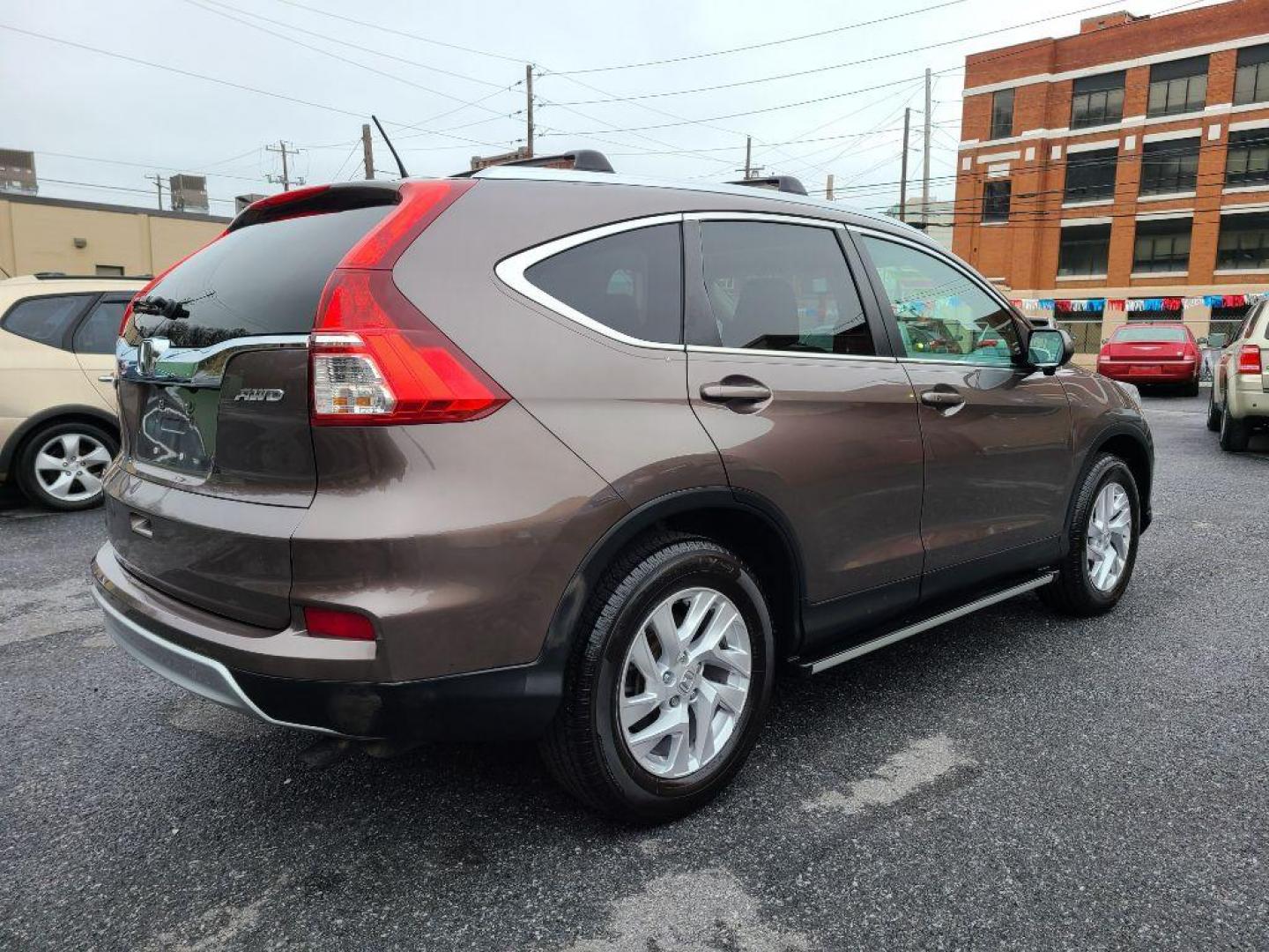 2015 GRAY HONDA CR-V EXL (2HKRM4H77FH) with an 2.4L engine, Continuously Variable transmission, located at 7981 Paxton Street, Harrisburg, PA, 17111, (717) 561-2926, 40.261490, -76.749229 - WE FINANCE!!! Good Credit/ Bad Credit/ No Credit - ALL Trade-Ins Welcomed!!! ***Guaranteed Credit Approval*** APPLY ONLINE or CALL us TODAY ;) Internet Prices and Marketplace Prices are SPECIAL discounted ***CASH DEALS*** Retail Prices are higher. Please call us to discuss your cash and finan - Photo#4