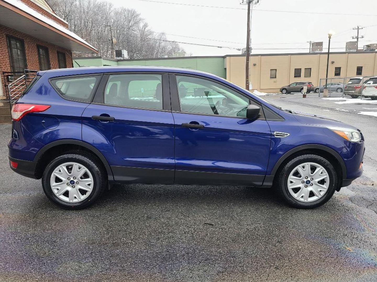 2016 BLUE FORD ESCAPE S (1FMCU0F73GU) with an 2.5L engine, Automatic transmission, located at 117 North Cameron Street, Harrisburg, PA, 17101, (717) 963-8962, 40.266762, -76.875259 - WE FINANCE!!! Good Credit/ Bad Credit/ No Credit - ALL Trade-Ins Welcomed!!! ***Guaranteed Credit Approval*** APPLY ONLINE or CALL us TODAY ;) Internet Prices and Marketplace Prices are SPECIAL discounted ***CASH DEALS*** Retail Prices are higher. Please call us to discuss your cash and finan - Photo#5