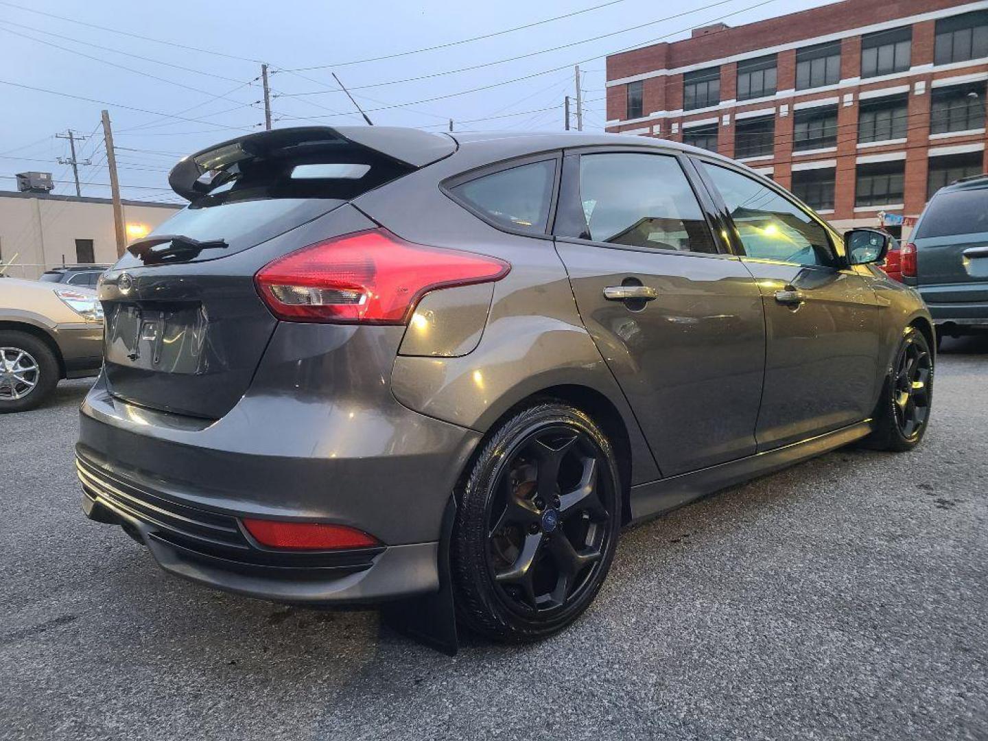 2016 GRAY FORD FOCUS ST (1FADP3L90GL) with an 2.0L engine, 6-Speed Manual transmission, located at 117 North Cameron Street, Harrisburg, PA, 17101, (717) 963-8962, 40.266762, -76.875259 - WE FINANCE!!! Good Credit/ Bad Credit/ No Credit - ALL Trade-Ins Welcomed!!! ***Guaranteed Credit Approval*** APPLY ONLINE or CALL us TODAY ;) Internet Prices and Marketplace Prices are SPECIAL discounted ***CASH DEALS*** Retail Prices are higher. Please call us to discuss your cash and finan - Photo#4