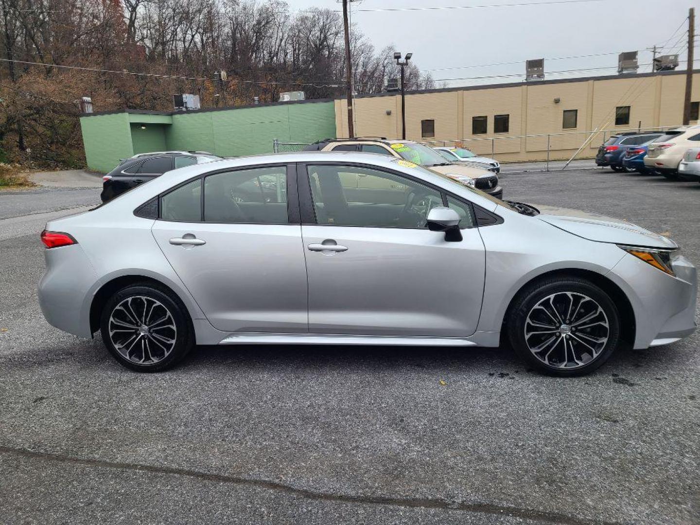 2020 SILVER TOYOTA COROLLA LE (JTDEPRAE2LJ) with an 1.8L engine, Continuously Variable transmission, located at 117 North Cameron Street, Harrisburg, PA, 17101, (717) 963-8962, 40.266762, -76.875259 - WE FINANCE!!! Good Credit/ Bad Credit/ No Credit - ALL Trade-Ins Welcomed!!! ***Guaranteed Credit Approval*** APPLY ONLINE or CALL us TODAY ;) Internet Prices and Marketplace Prices are SPECIAL discounted ***CASH DEALS*** Retail Prices are higher. Please call us to discuss your cash and finan - Photo#5